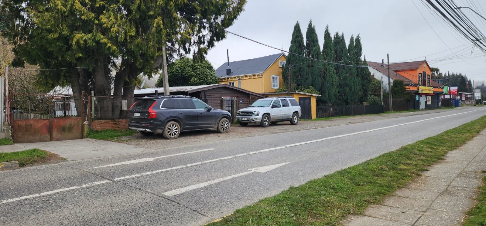 Terreno con 4 construcciones frente al río en Collico Valdivia